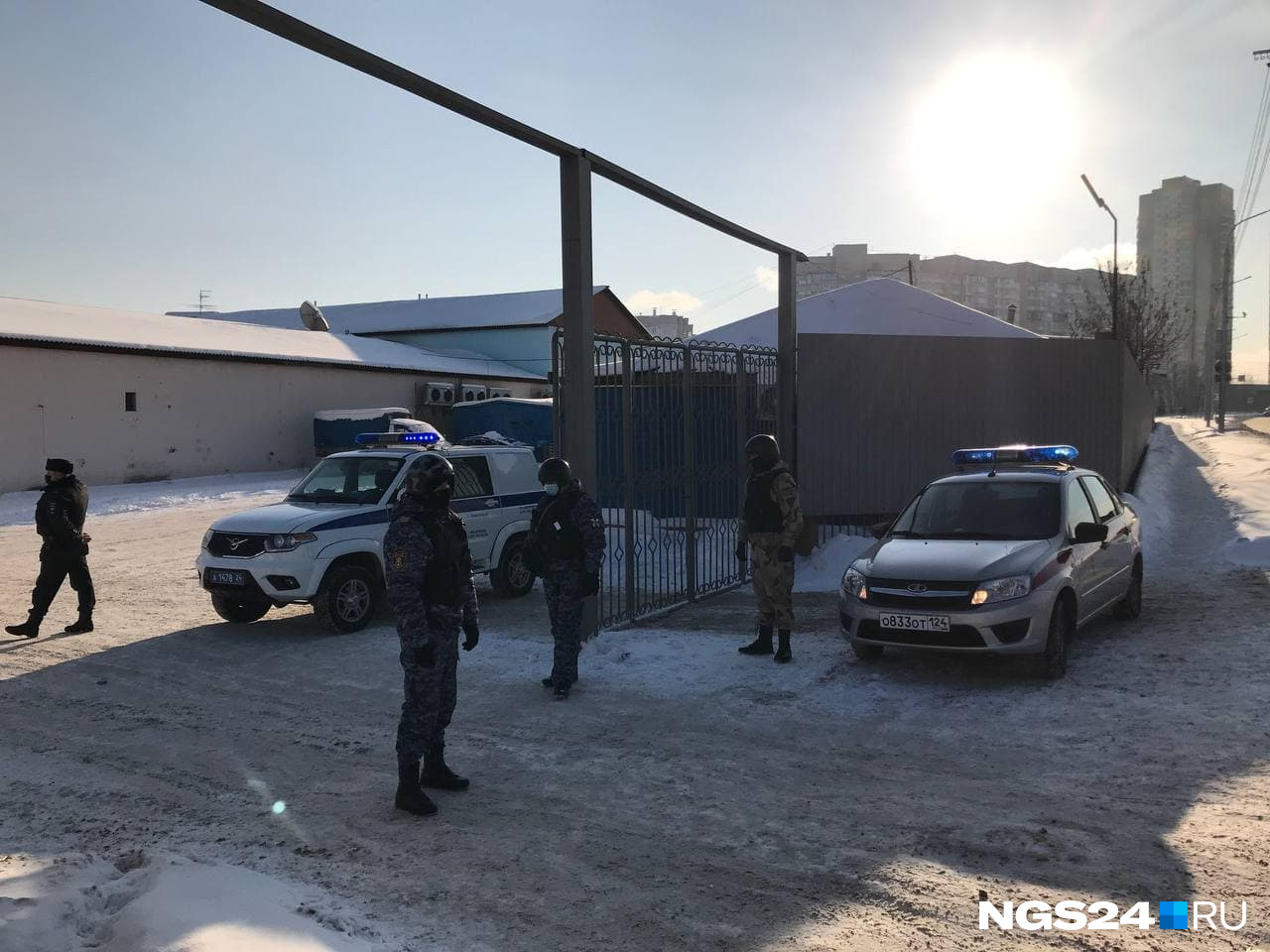 На территорию рынка есть три въезда. Все они перекрыты силовиками На территорию рынка есть три въезда. Все они перекрыты силовиками
