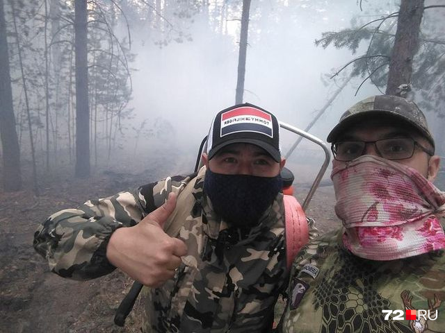 Мужчины помогали как добровольцы другу Юрию. Этот пляж «Малибу» принадлежит ему. Мужчины всеми силами пытались остановить распространение огня Мужчины помогали как добровольцы другу Юрию. Этот пляж «Малибу» принадлежит ему. Мужчины всеми силами пытались остановить распространение огня