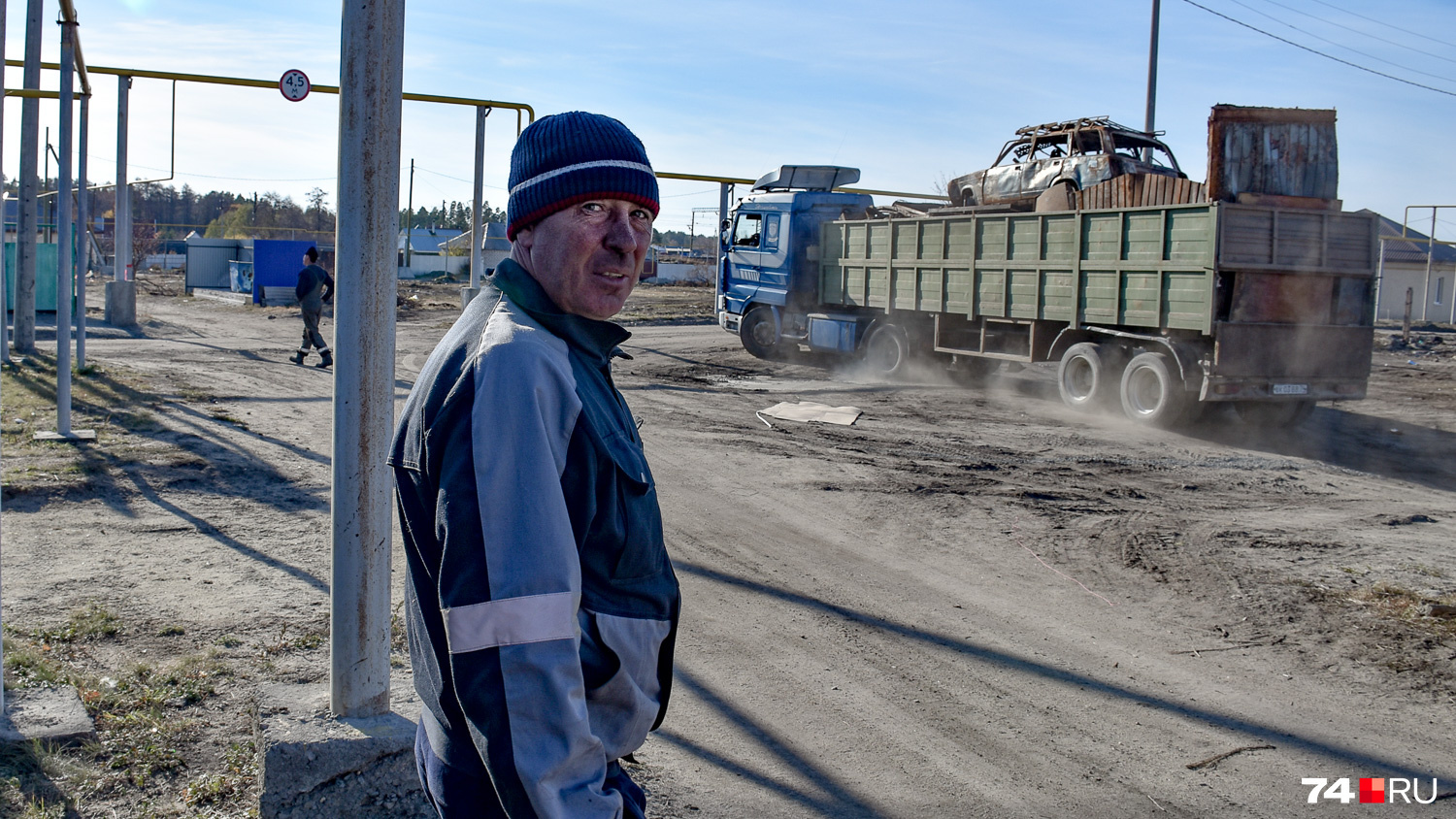 Николай Горшков смотрит, как вывозят металлолом. Наверху — его сгоревшая «четверка»