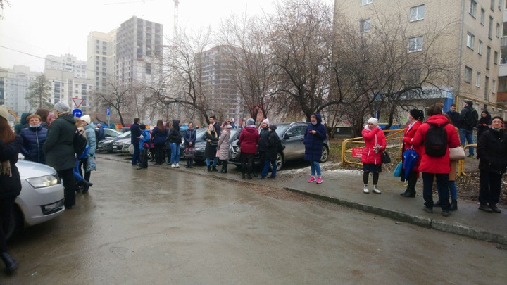 Все, кроме одного: в Екатеринбурге эвакуировали шесть судов из-за сообщений о бомбе