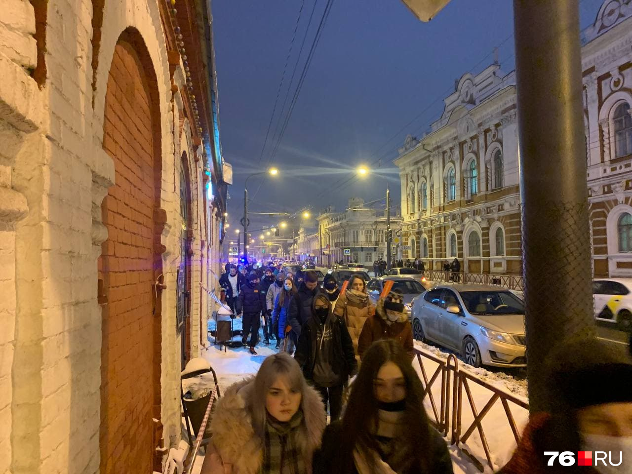 Часть тех, кто участвовал в акции, вечером пошла по центральным улицам Часть тех, кто участвовал в акции, вечером пошла по центральным улицам