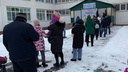 «Мы не можем всех запустить»: в Новосибирске у детского сада собралась толпа родителей за путевками