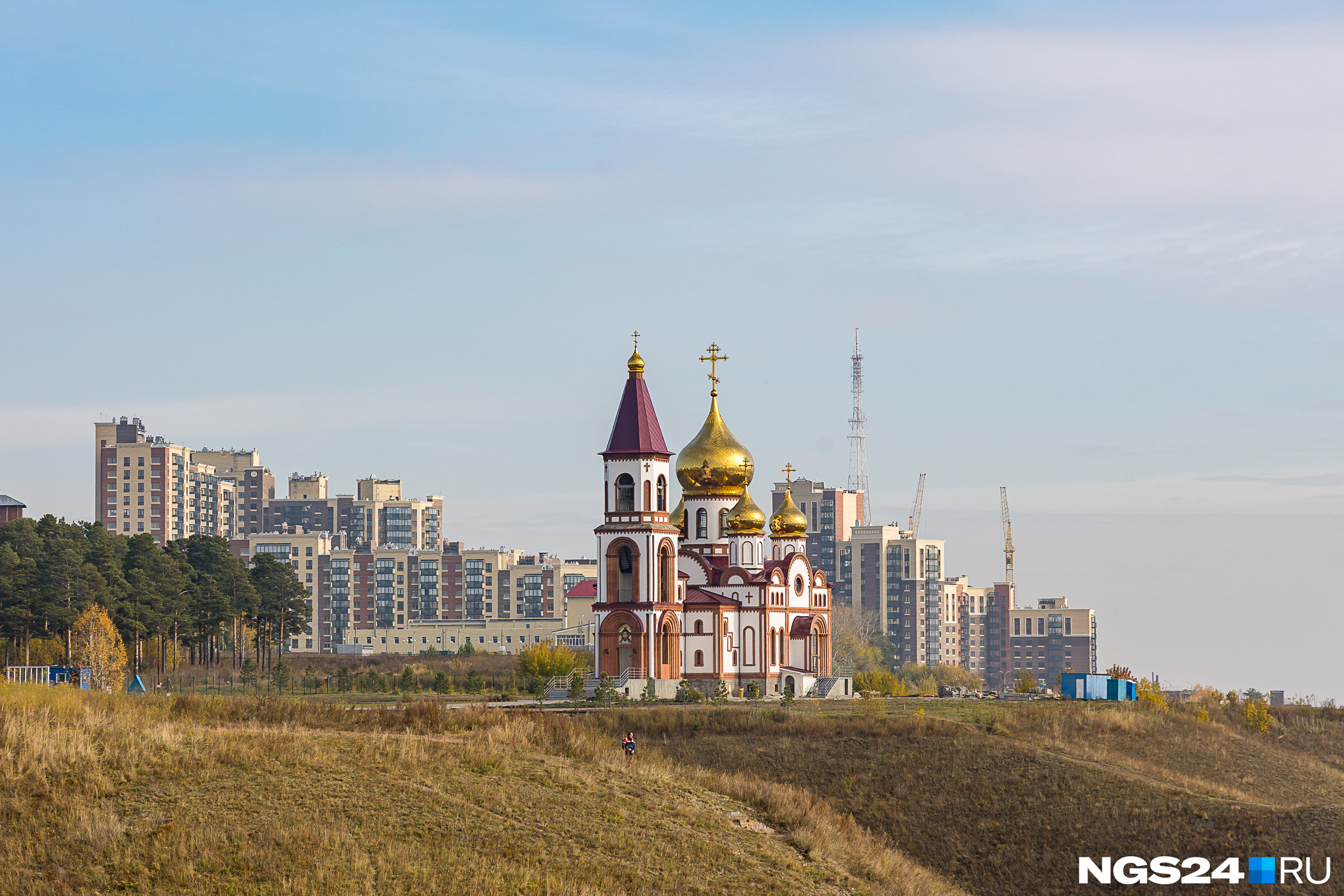 В первое время после восстановления собора у Енисея люди жаловались на громкий бой колоколов, но сейчас, видимо, им пришлось смириться В первое время после восстановления собора у Енисея люди жаловались на громкий бой колоколов, но сейчас, видимо, им пришлось смириться