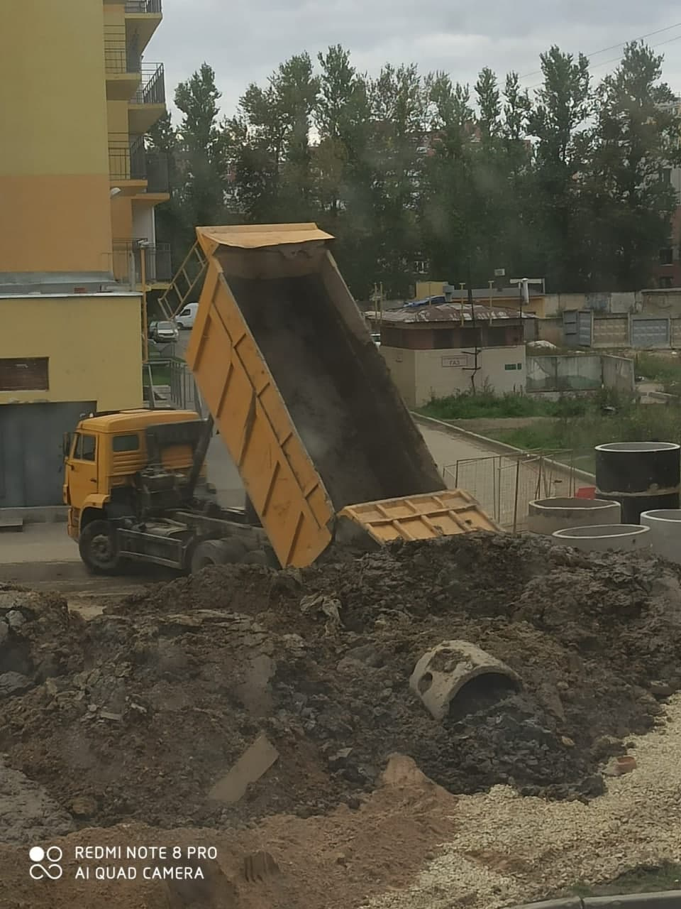 В двух шагах от парадной в Шушарах выкопали огромную яму. Местные жители  перекрещиваются, чтобы не упасть - 20 сентября 2021 - ФОНТАНКА.ру