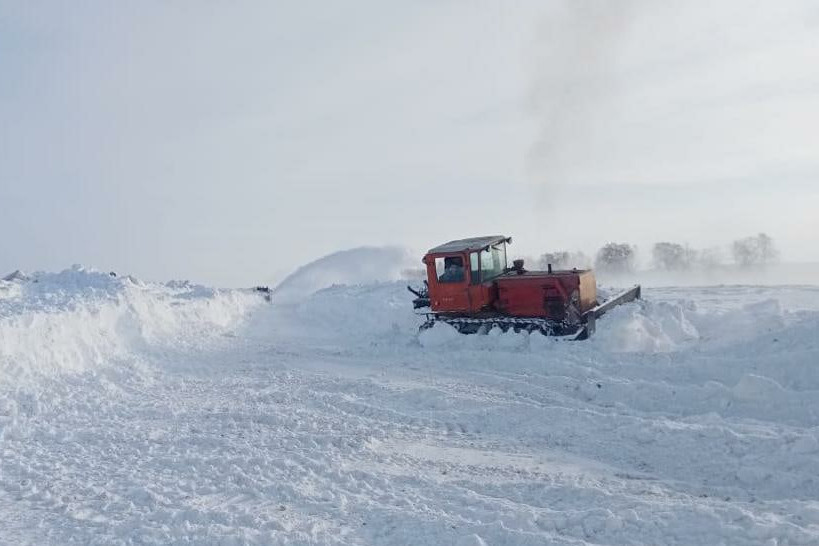 Тракторы дрифтуют в снегу