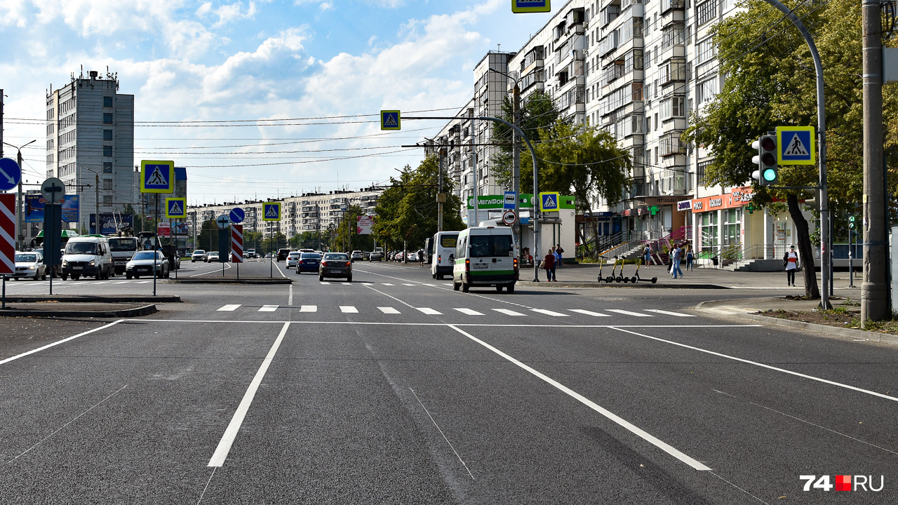 Пересечение с улицей Чайковского: левая полоса — только для поворота, правая — для общественного транспорта. Но когда маршрутки будут объезжать друг друга, вторая полоса (от правого края) также окажется заблокированной