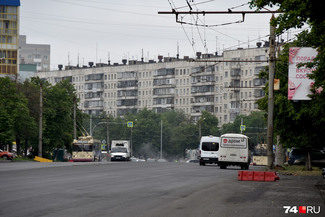 Верхний слой старого асфальта срезали и сверху положили новый. Капитальный ремонт всего проспекта не планируется Верхний слой старого асфальта срезали и сверху положили новый. Капитальный ремонт всего проспекта не планируется