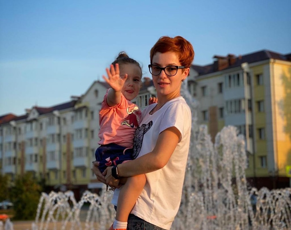 Мария Савенкова с дочкой, которую она привезла в Тюмень на лечение