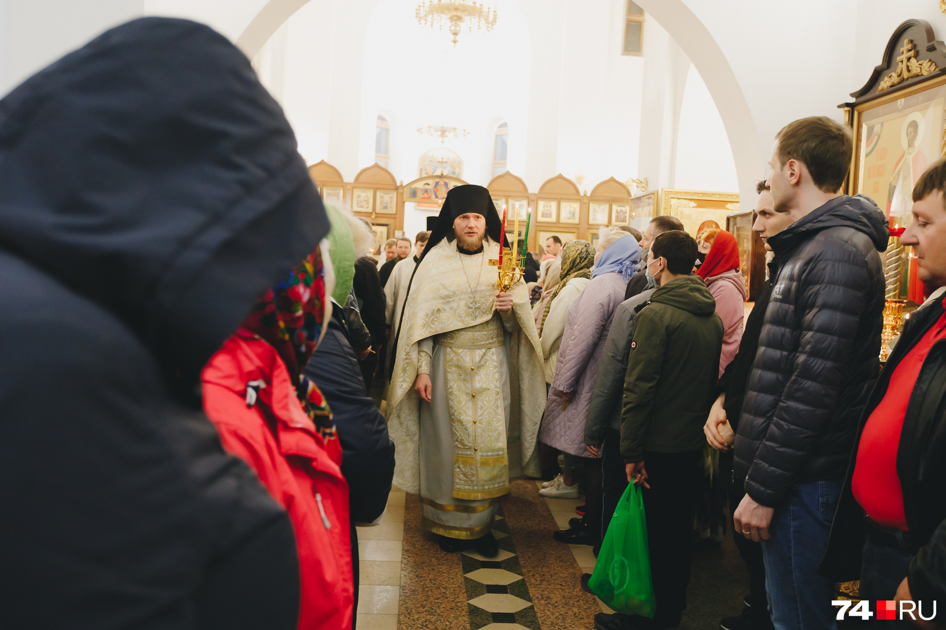 Во время службы в алтарь занесли плащаницу Иисуса Христа, здесь она будет находиться до праздника Вознесения, 40 дней после Пасхи<br> Во время службы в алтарь занесли плащаницу Иисуса Христа, здесь она будет находиться до праздника Вознесения, 40 дней после Пасхи<br>