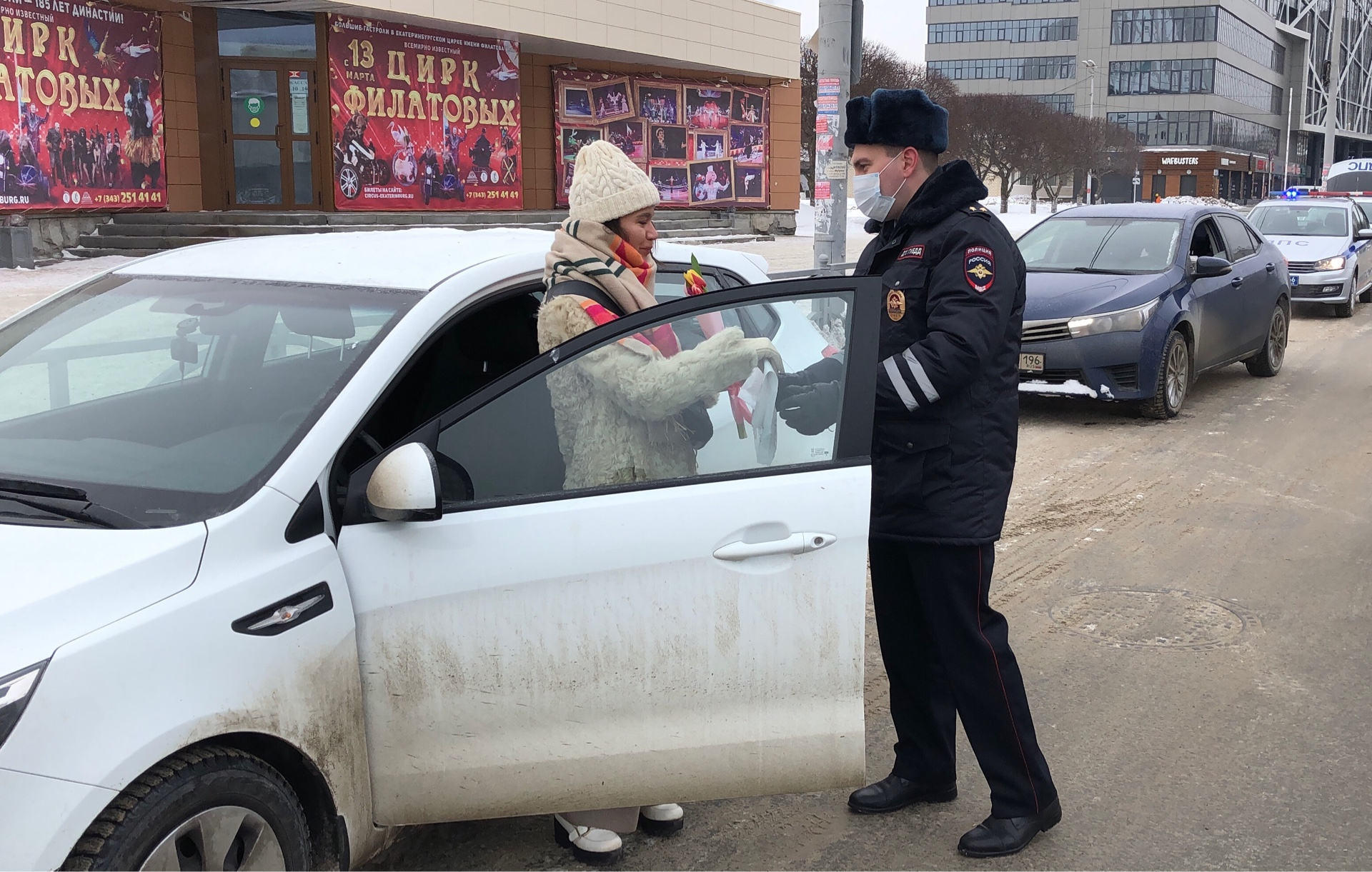 Акцию можно назвать «Цветы вместо штрафа» Акцию можно назвать «Цветы вместо штрафа»
