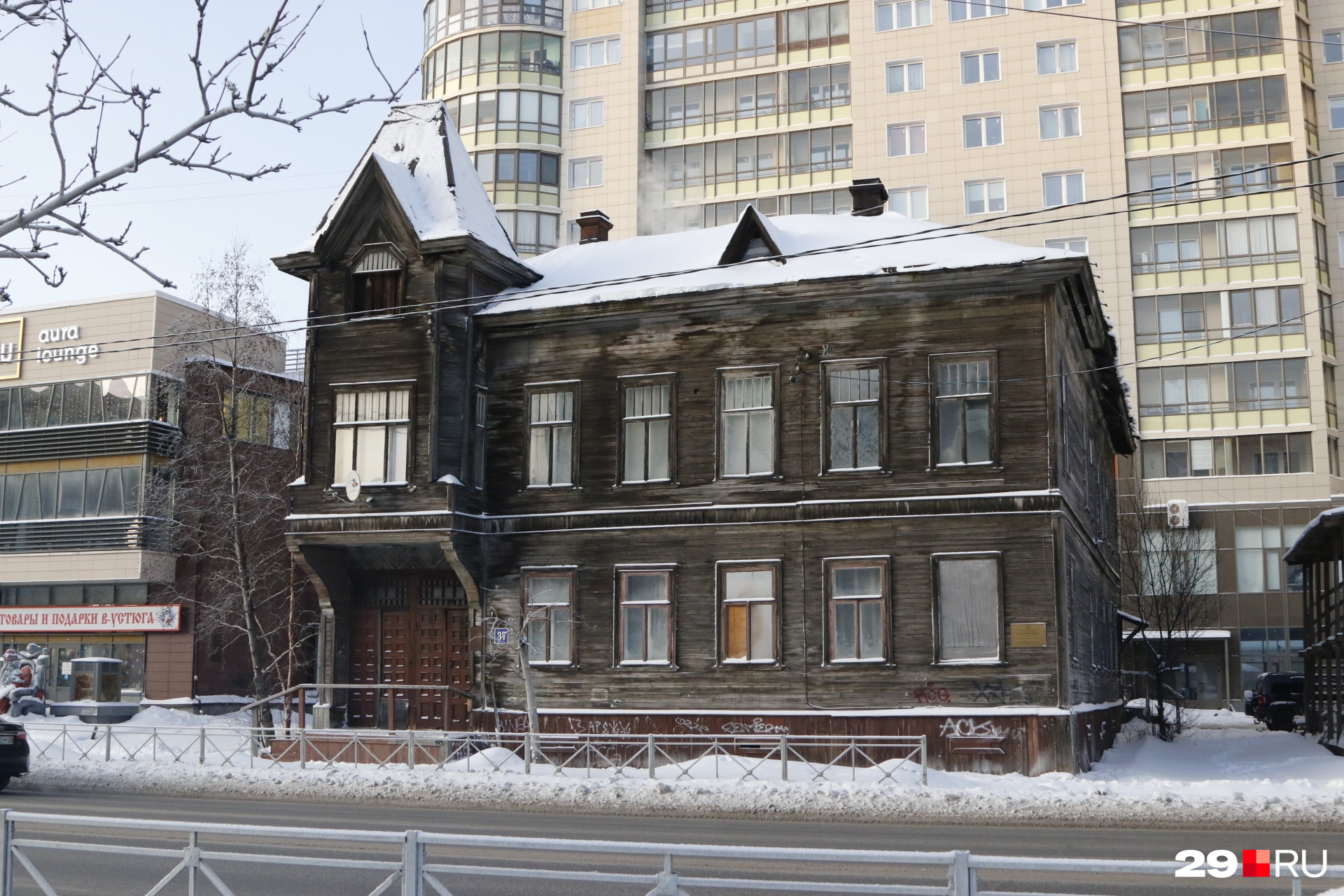 Дом купца Овчинникова построен в стиле модерн в 1911 году