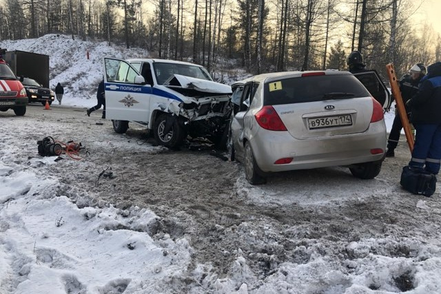 KIA выехала на встречную полосу и столкнулась со служебным автомобилем ГИБДД KIA выехала на встречную полосу и столкнулась со служебным автомобилем ГИБДД