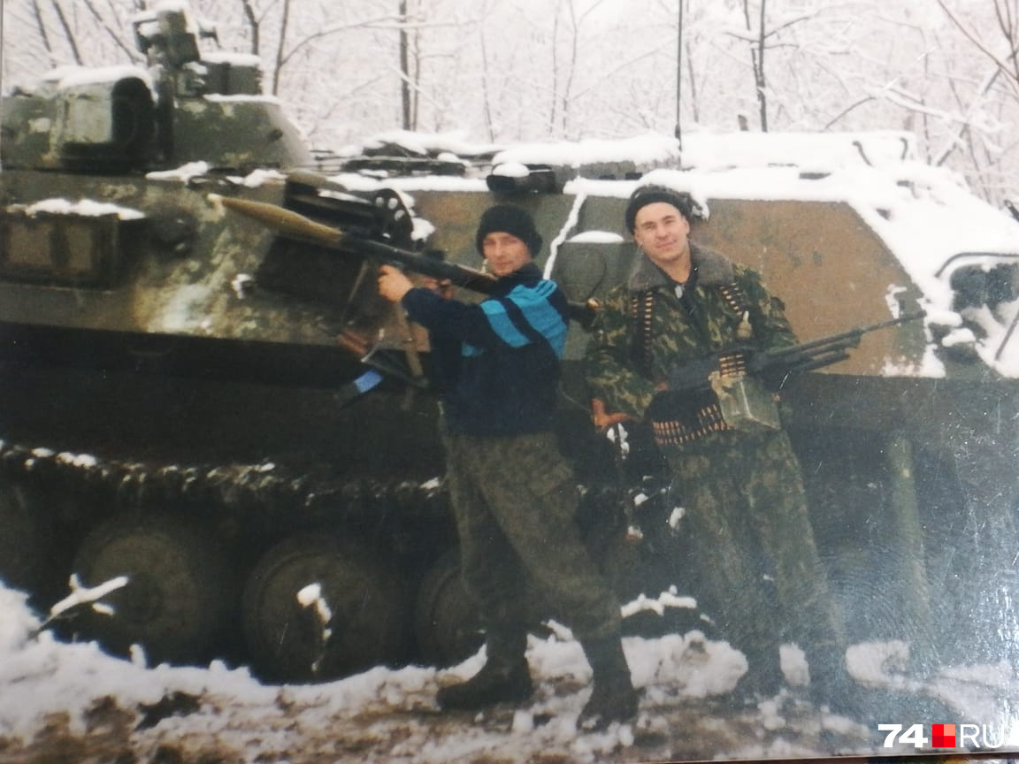 Виталий (справа) во время чеченской кампании