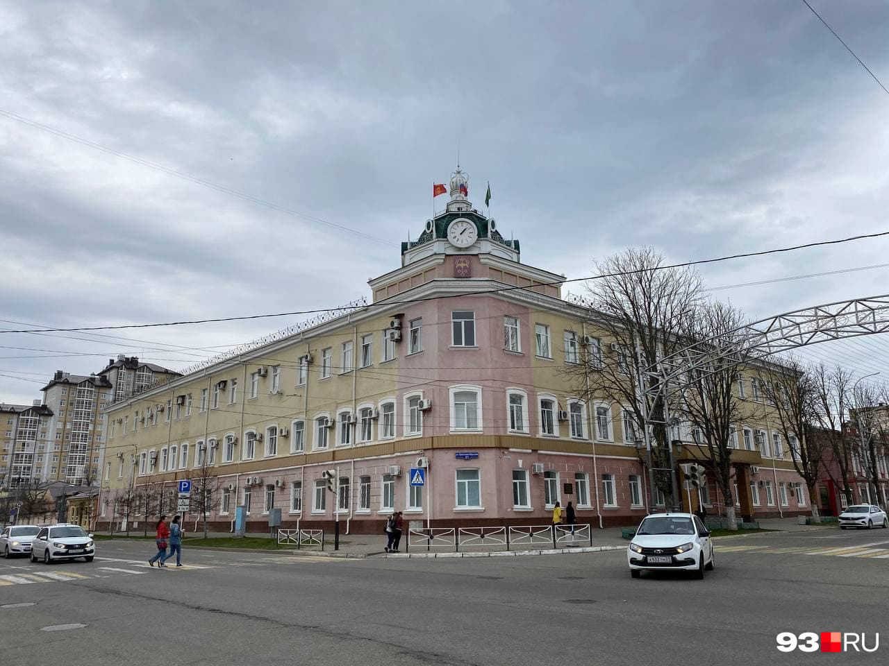 В центре Майкопа находится здание с часами В центре Майкопа находится здание с часами
