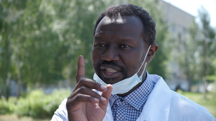 «Начинаю говорить по-русски, у людей полушоковая реакция»: когда из больницы ушли все хирурги, позвали врача из Африки
