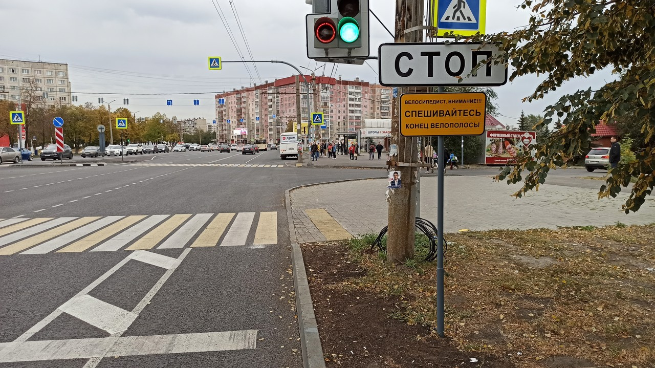 Таких мест на Комсомольском проспект несколько, поэтому непрерывное движение на велосипеде невозможно Таких мест на Комсомольском проспект несколько, поэтому непрерывное движение на велосипеде невозможно