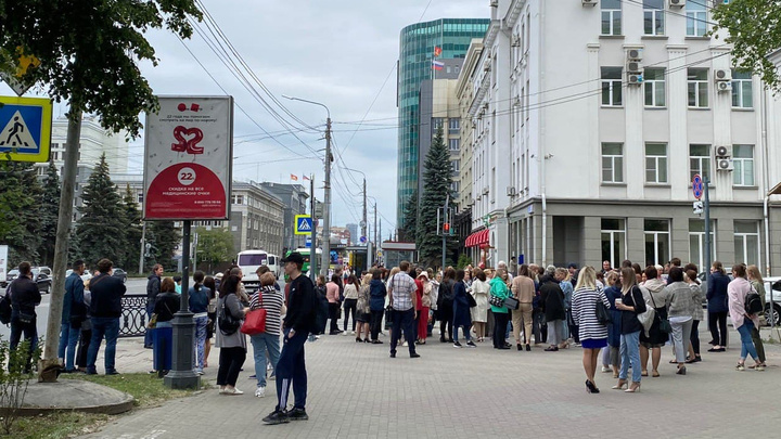 В центре Челябинска массово эвакуировали чиновников из-за сообщения о минировании