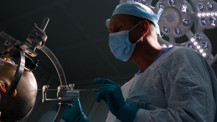 Девять часов без права на ошибку: уральские нейрохирурги провели сложнейшую операцию на открытом мозге