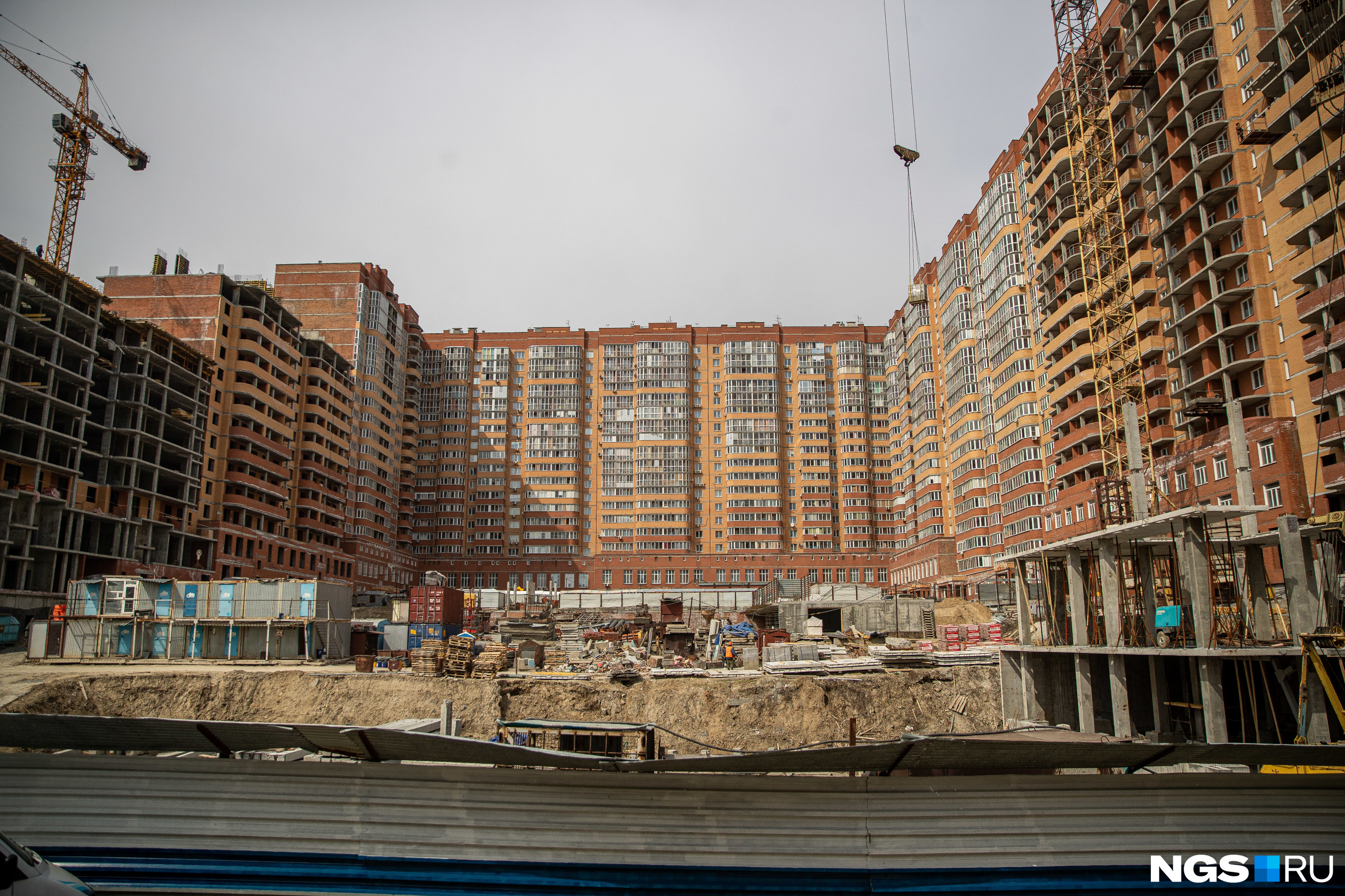 Один из самых крупных жилых комплексов, состоящих из одного дома — «Нарымский квартал» в Новосибирске