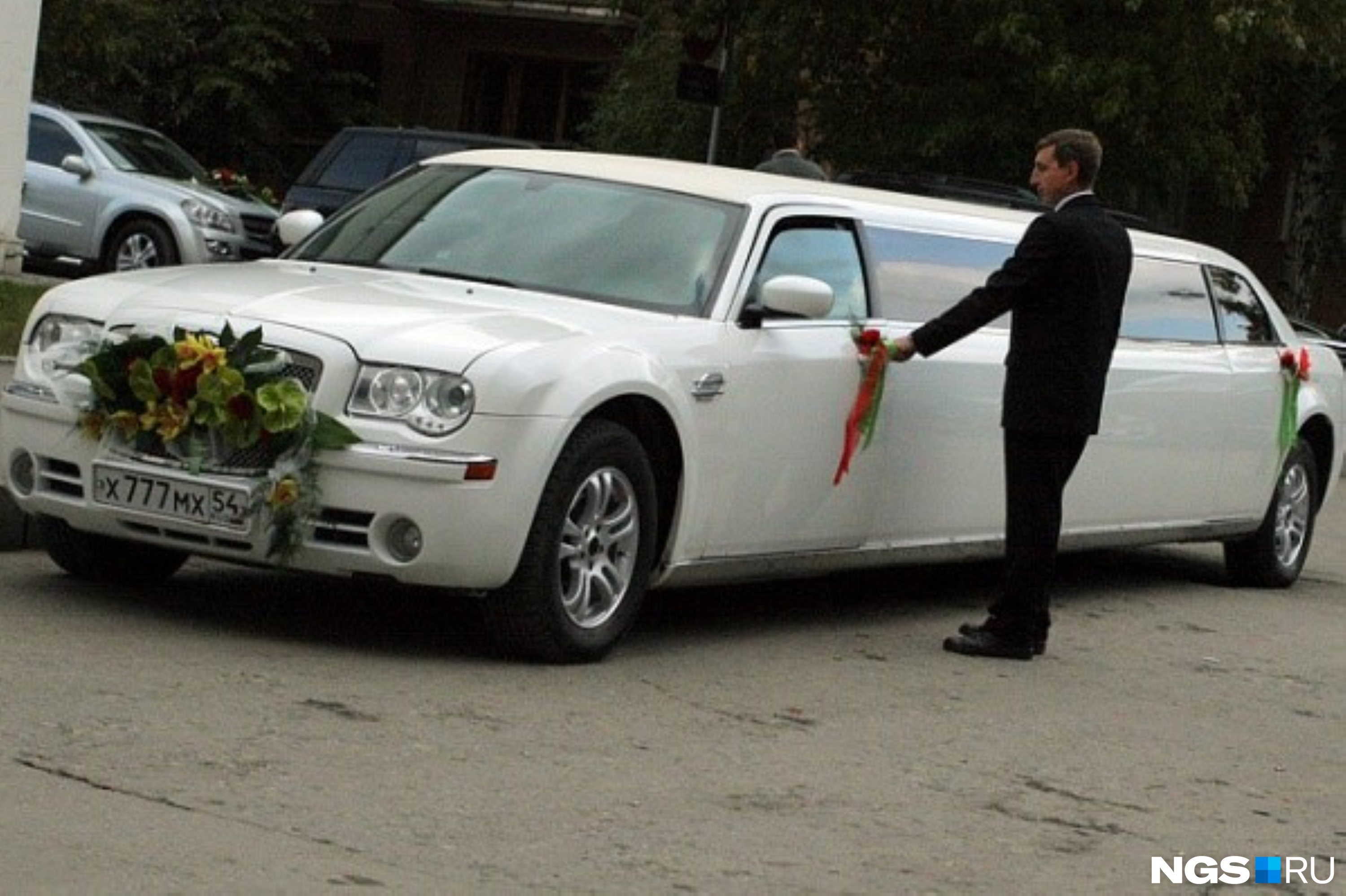 10-местный Chrysler с символичным номером ожидал молодоженов у входа во Дворец бракосочетаний