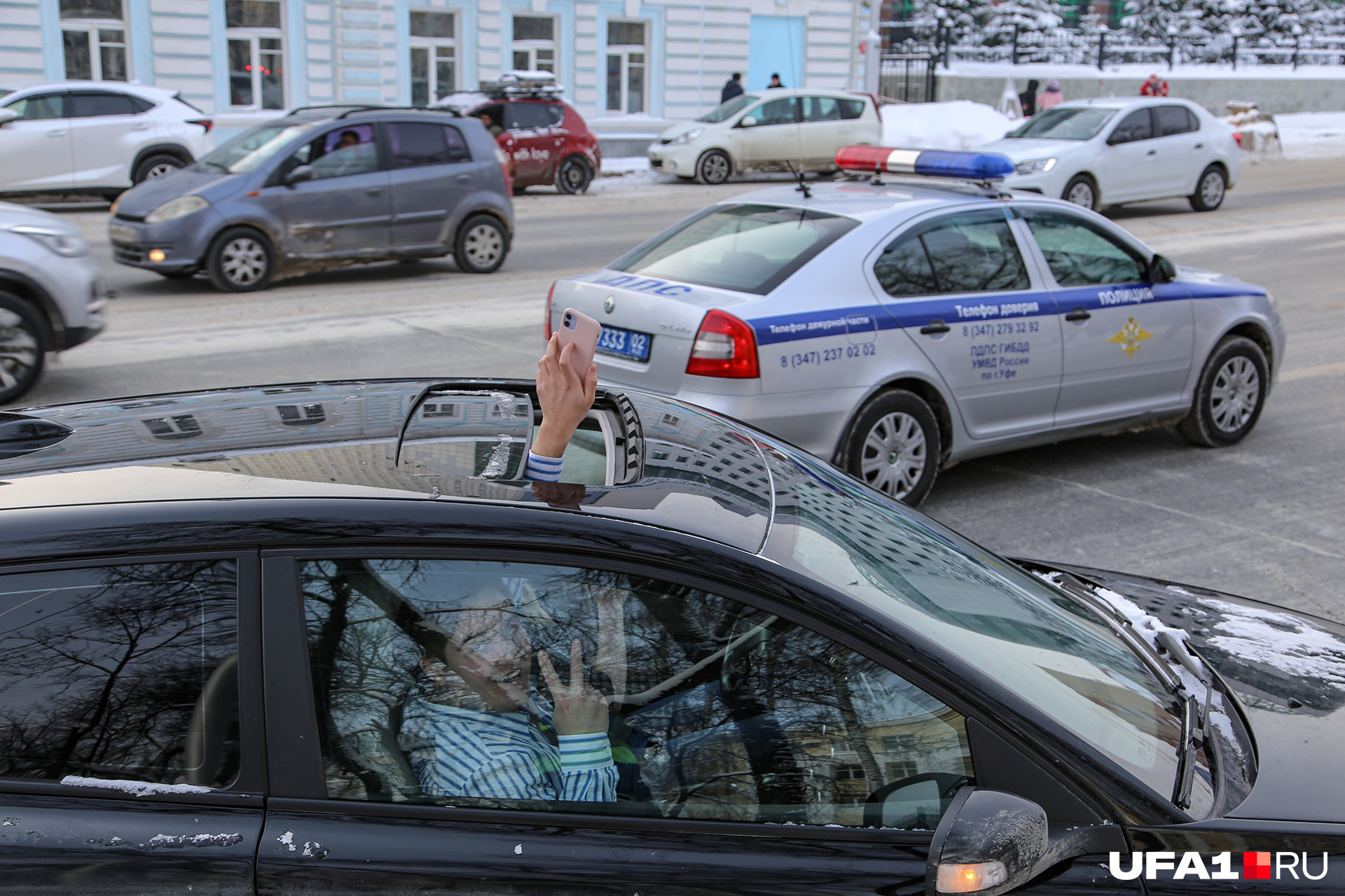 Этот парень перехитрил многих — снимал происходящее из теплого салона авто Этот парень перехитрил многих — снимал происходящее из теплого салона авто