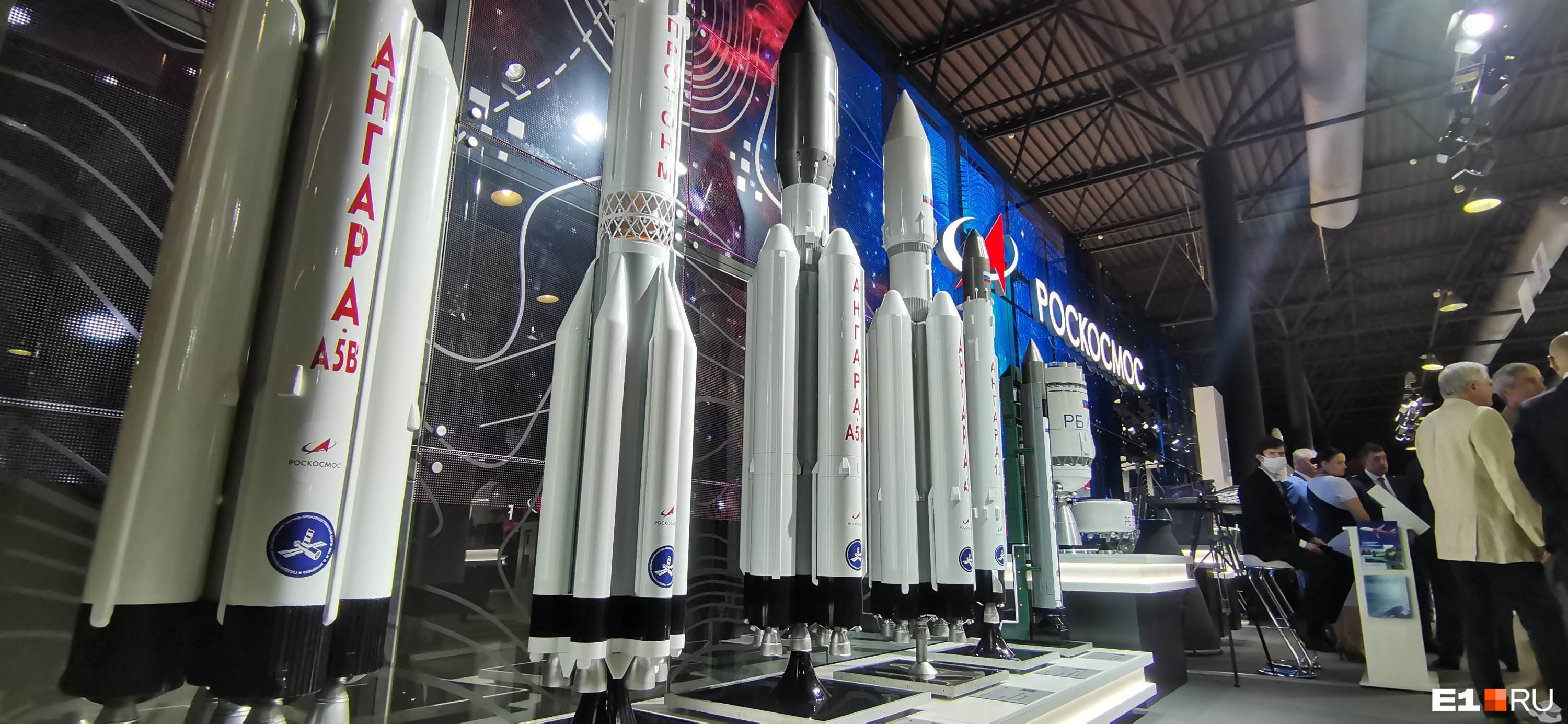 Макеты ракет-носителей, крайний слева — самый мощный. Он может поднимать до 37 тонн полезного груза на орбиту Земли