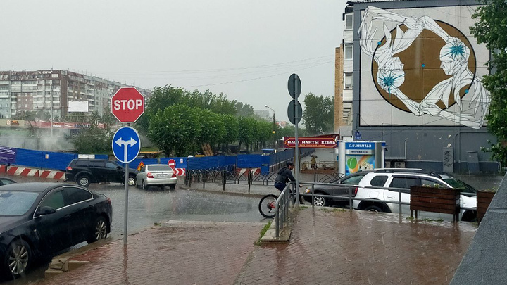 На Красноярск обрушился мощный ливень. Как город пережил стихию