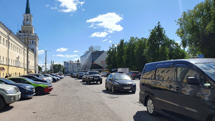 Почти невинные: почему на улице Победы в Ярославле всегда нарушают правила парковки