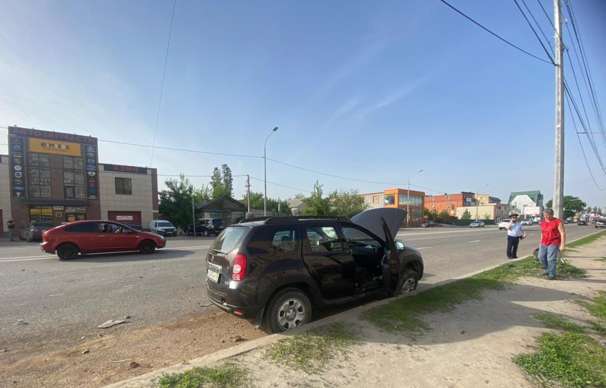 Ford протаранил мирно стоящий у обочины кроссовер Ford протаранил мирно стоящий у обочины кроссовер