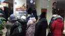 «Странно и обидно»: толпа новосибирцев устроила скандал в соцзащите Ленинского района из-за подарков