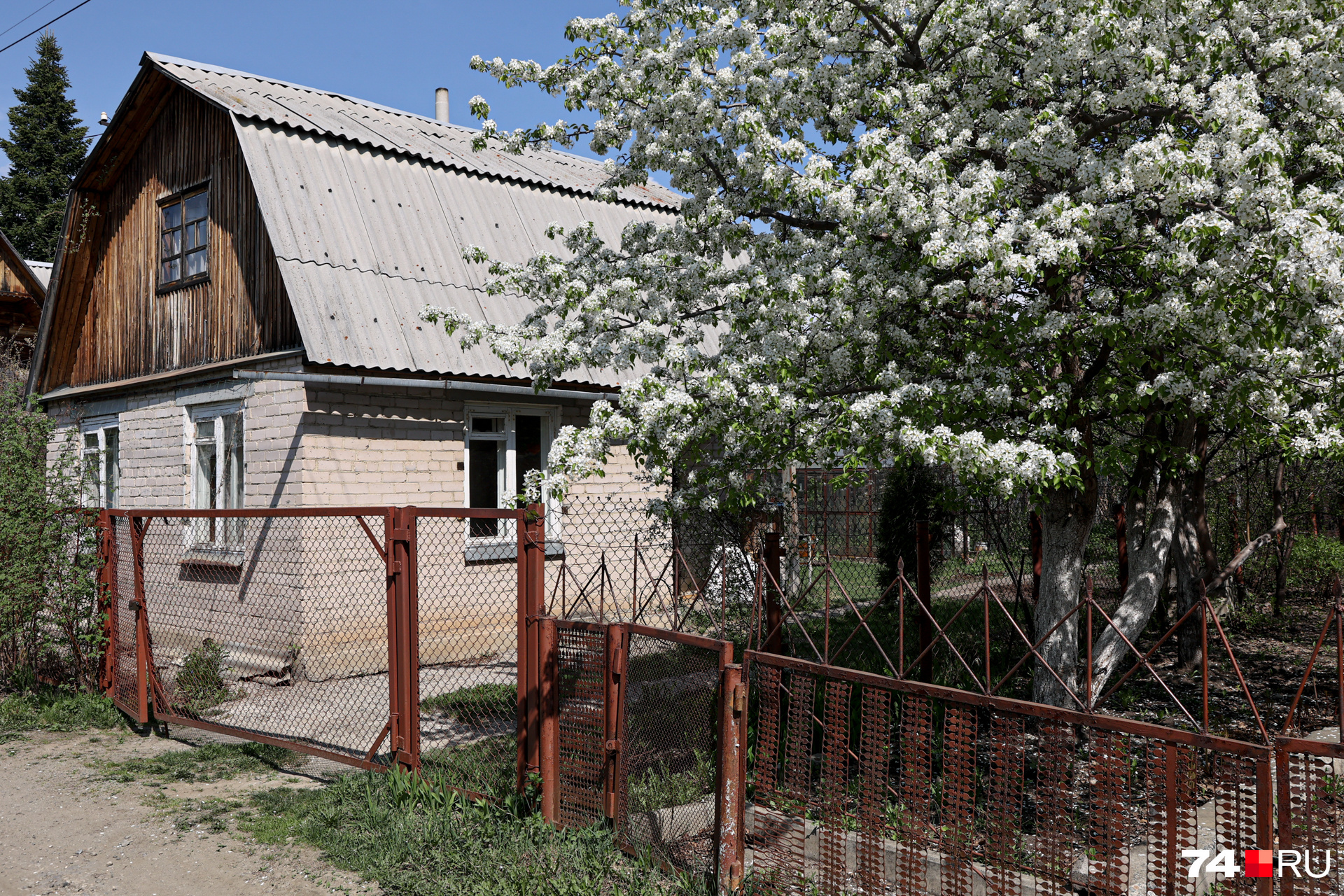 Ни одной газовой трубы на улице не видно. Но объяснение тут простое — коммуникации проходят под землей Ни одной газовой трубы на улице не видно. Но объяснение тут простое — коммуникации проходят под землей