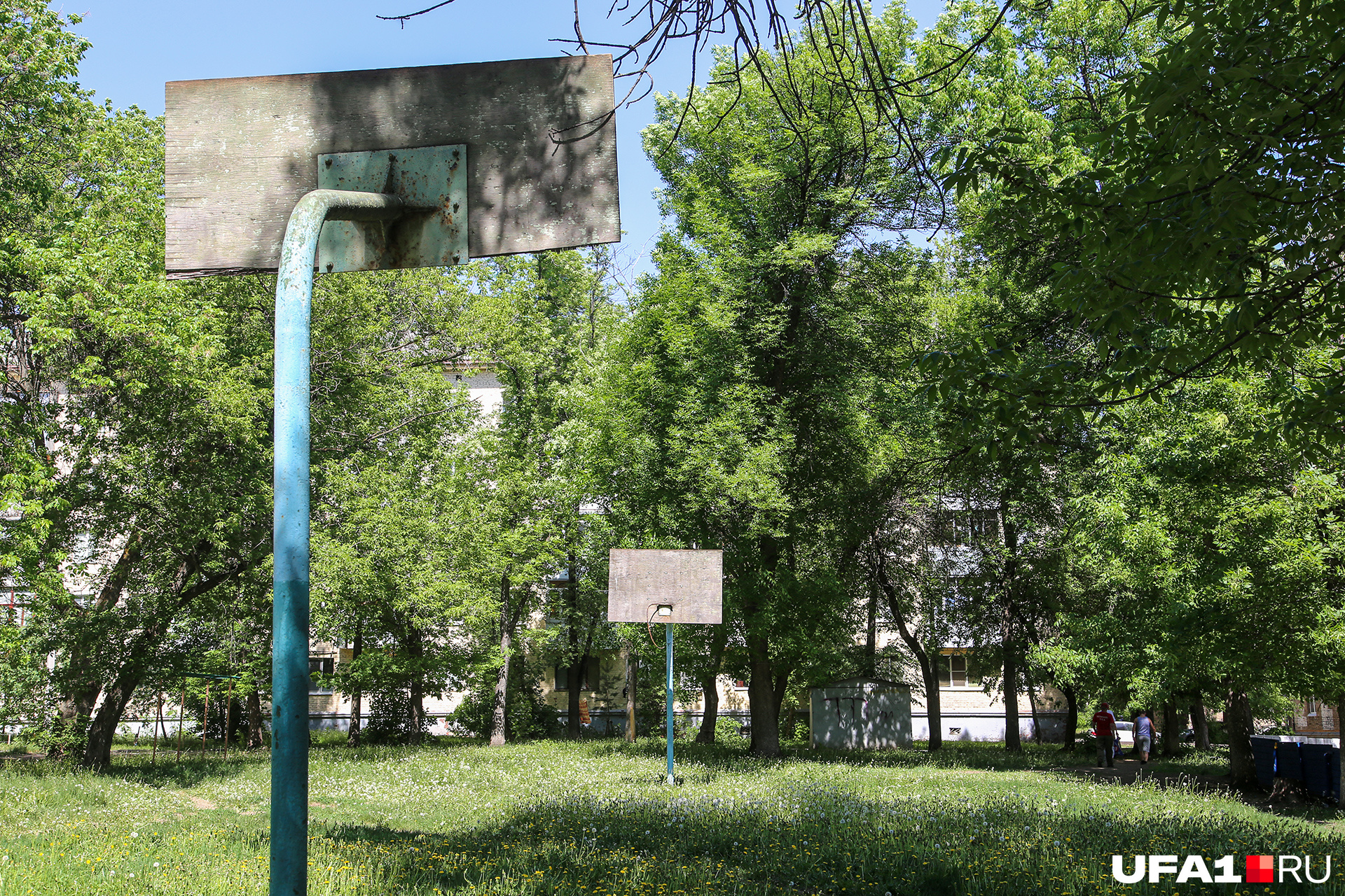 Вокруг этой площадки — гаражи с матерными граффити Вокруг этой площадки — гаражи с матерными граффити