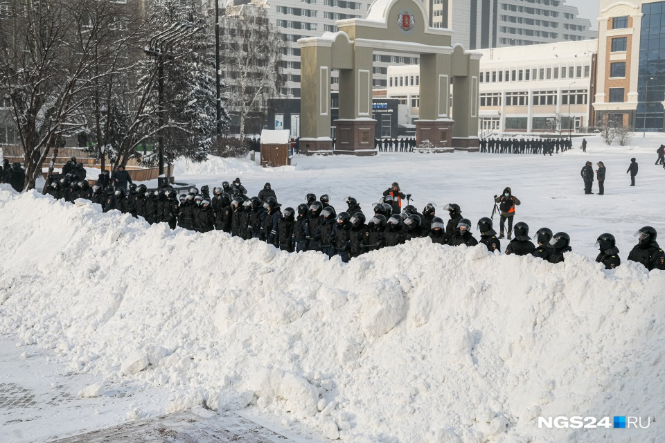 Снежно-оборонительная баррикада на митинге в Красноярске