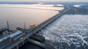 Пришла большая вода: на Волжской ГЭС открыли затворы водосливной плотины