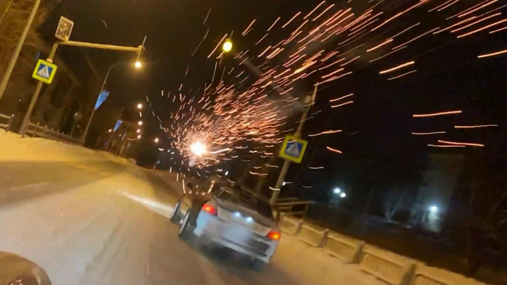 Расстреляли иномарку фейерверками: в закрытом городе на Урале устроили опасные гонки с заносами