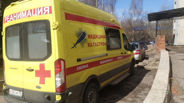 Санавиация без авиации: в Ярославской области на машинах скорой помощи нарисовали вертолеты