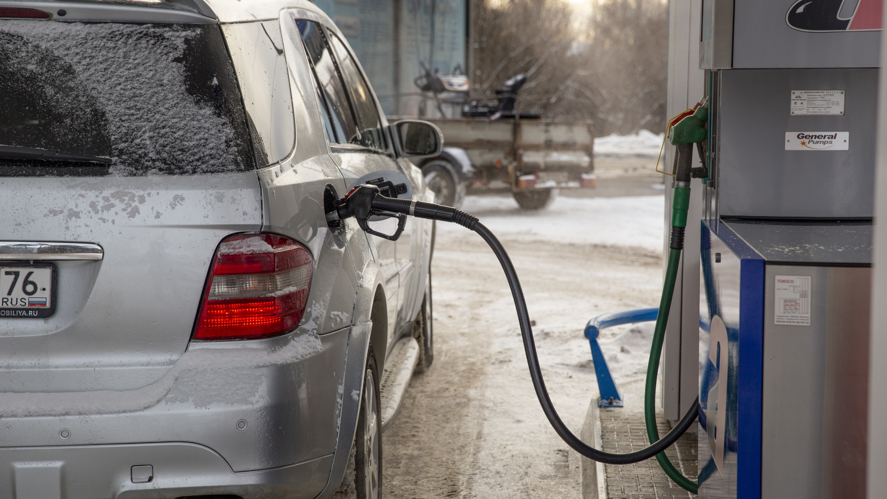 «Они на коротком поводке»: экономист рассказал, почему бензин в России всегда будет дорогим