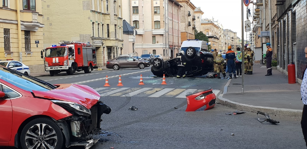 Яркое ДТП на Гаванской: «КИА» перевернула «Дастер» и развалилась на части -  6 августа 2021 - ФОНТАНКА.ру