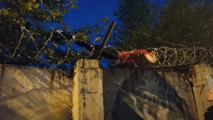 В Свердловской области мужчина попытался попасть в закрытый город через забор, но застрял в проволоке