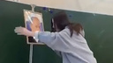 В Ярославле школьницу, снявшую портрет Путина со стены, вызвали в полицию