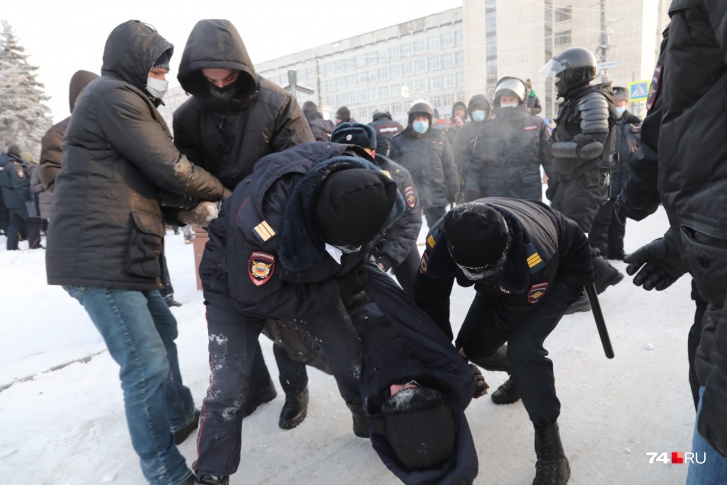 В прошлую субботу, 23 января, у памятника Курчатову проходили задержания — по приблизтельным оценкам, с акции протеста увели около 30 человек 
