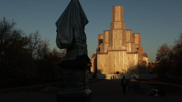 Памятник Александру II в Челябинске откроет православный олигарх Константин Малафеев. Монумент уже привезли на Алое Поле