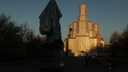 Памятник <nobr class="_">Александру II</nobr> в Челябинске откроет православный олигарх Константин Малафеев. Монумент уже привезли на Алое Поле