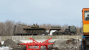 Военная техника остановилась рядом с продырявленной фурой <nobr class="_">на дороге</nobr> <nobr class="_">под Новосибирском</nobr>