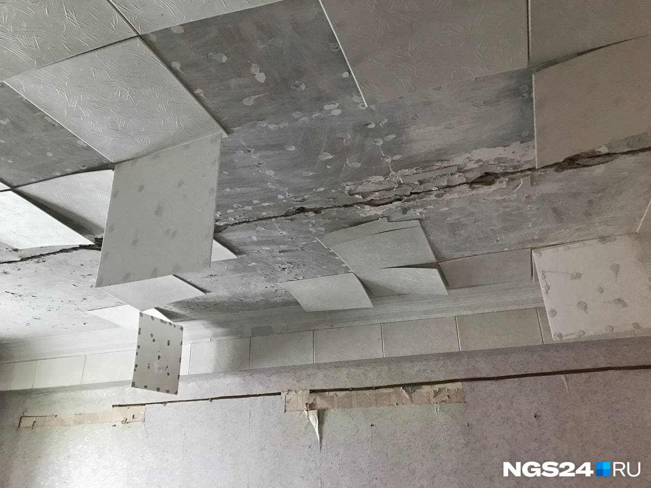 Потолочное покрытие в одной из комнат обваливается Потолочное покрытие в одной из комнат обваливается