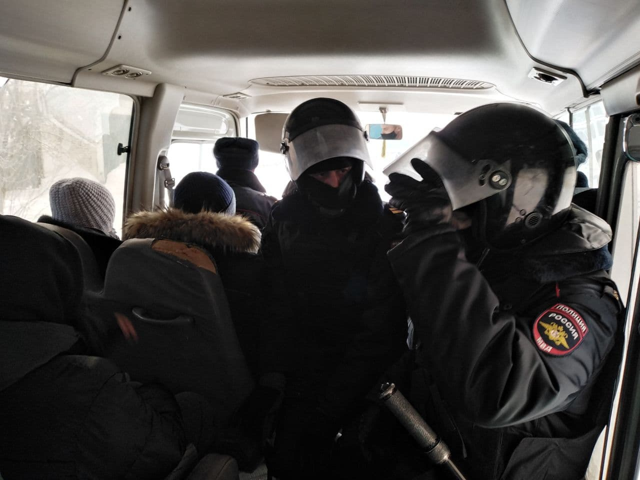 Первый автобус уже приехал в третье отделение полиции в Ленинском районе Первый автобус уже приехал в третье отделение полиции в Ленинском районе