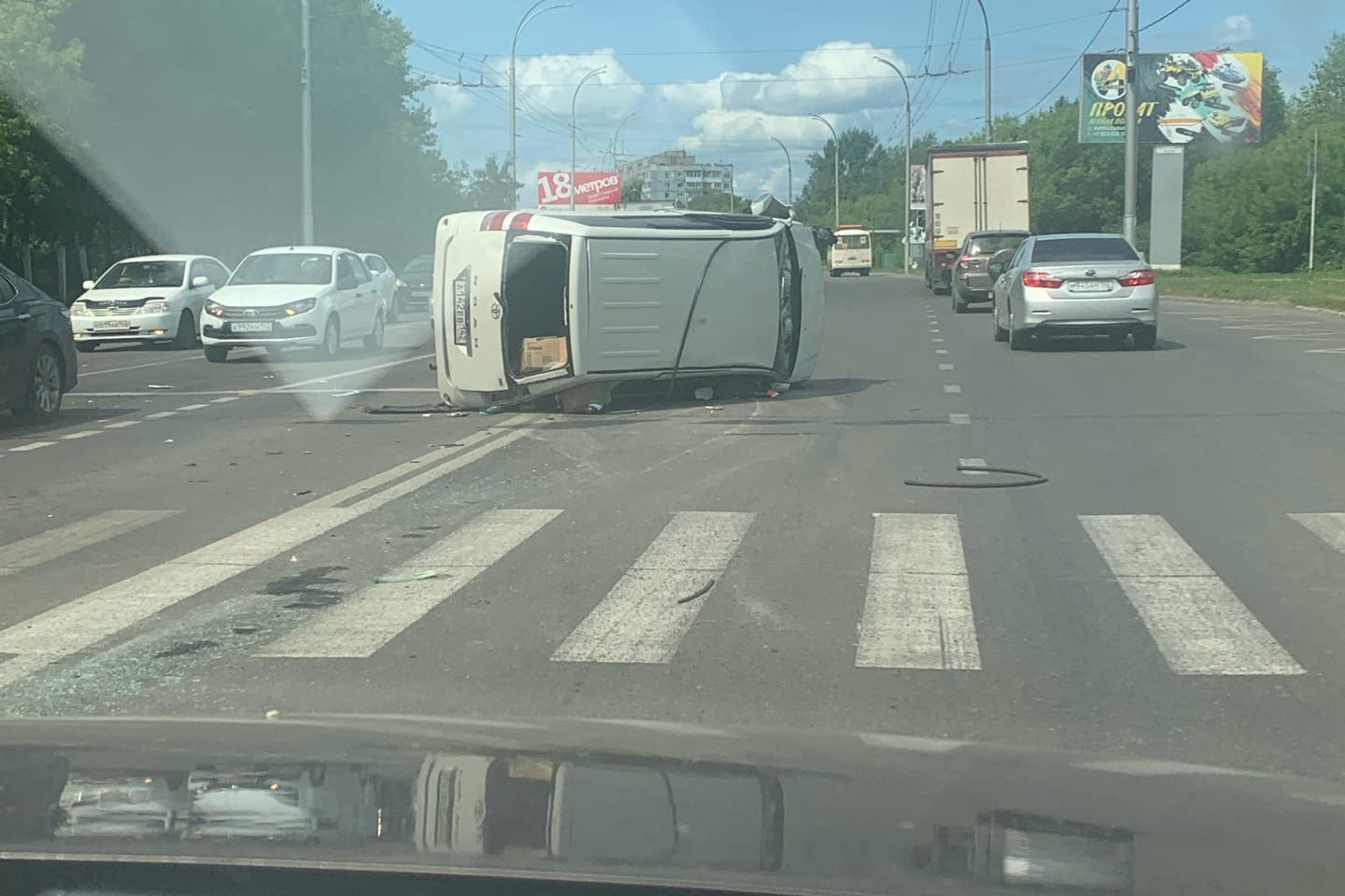 Нгс 42 кемерово. Авария в Кемерово на радуге. ДТП В Кузбассе 17.07.2022 белый Ниссан.