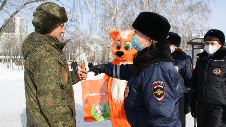 В Екатеринбурге девушки-автоинспекторы подарили водителям автомобильные гаджеты