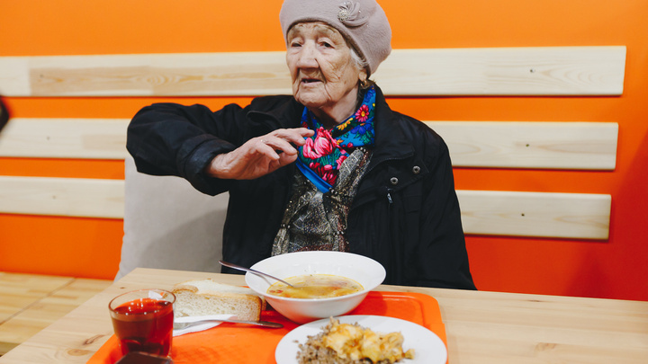 Семь бед — один обед. В челябинском кафе начали бесплатно кормить стариков, живущих в нищете