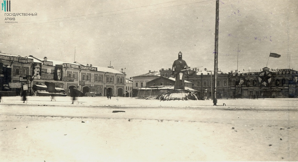 На фасадах зданий лозунги, портреты Сталина и Молотова, именем которого был назван город в <nobr class="_">1940–1957</nobr> годах